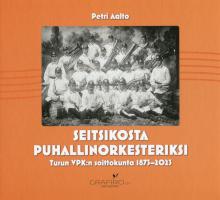 Kansi: seitsikosta puhallinorkesteriksi. Oranssi kansi jossa keskellä vanha mustavalkoinen kuva. Kuvassa palokunnan soittokunnan jäseniä palokuntapuvuissa ja soittimiensa kanssa. Alla kirjan otsikko "Seitsikosta puhallinorkesteriksi - VPK:n soittokunta 1873 - 2923"